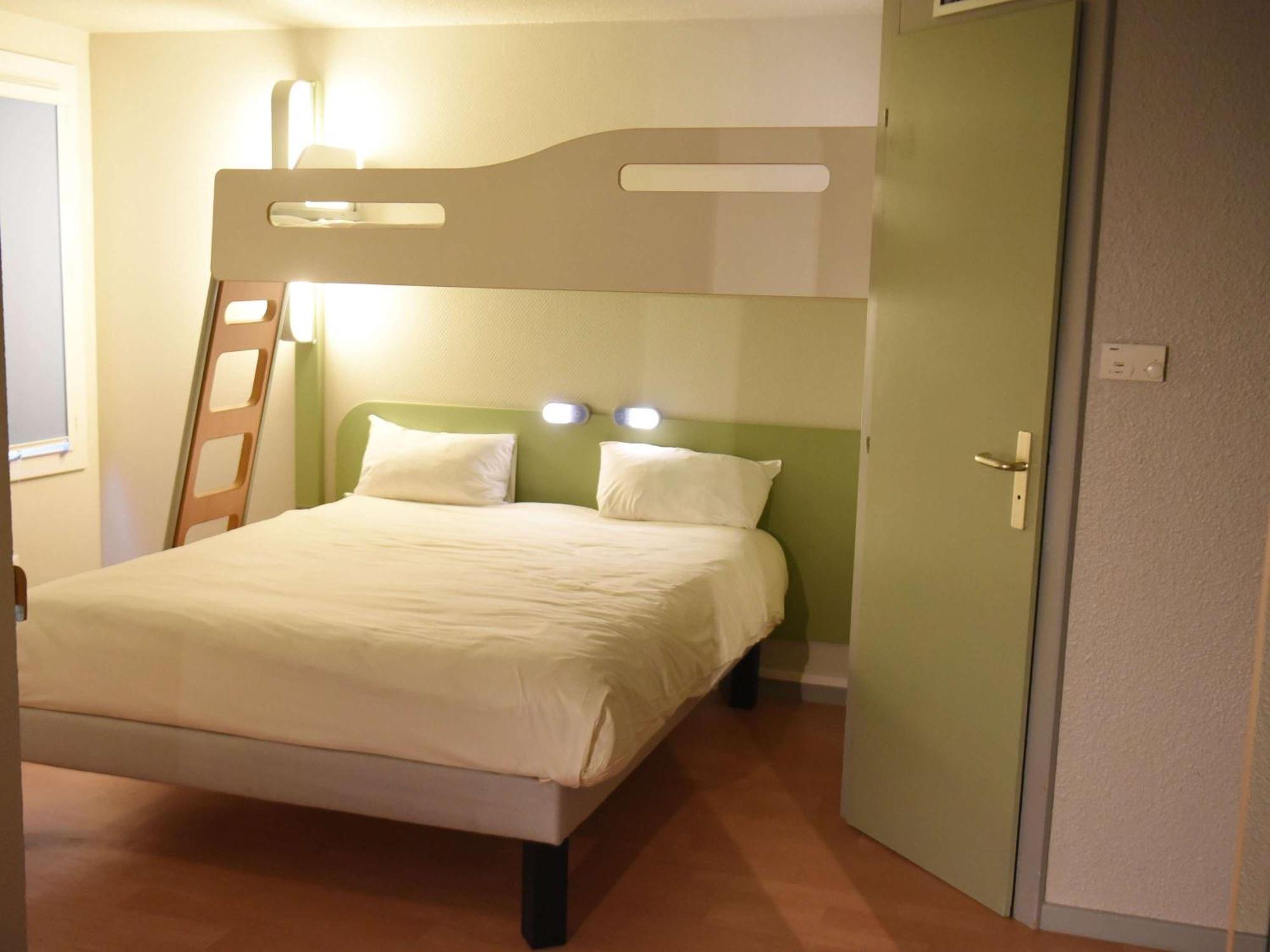 Hotel Ibis Budget Laval Bonchamp Les Laval エクステリア 写真