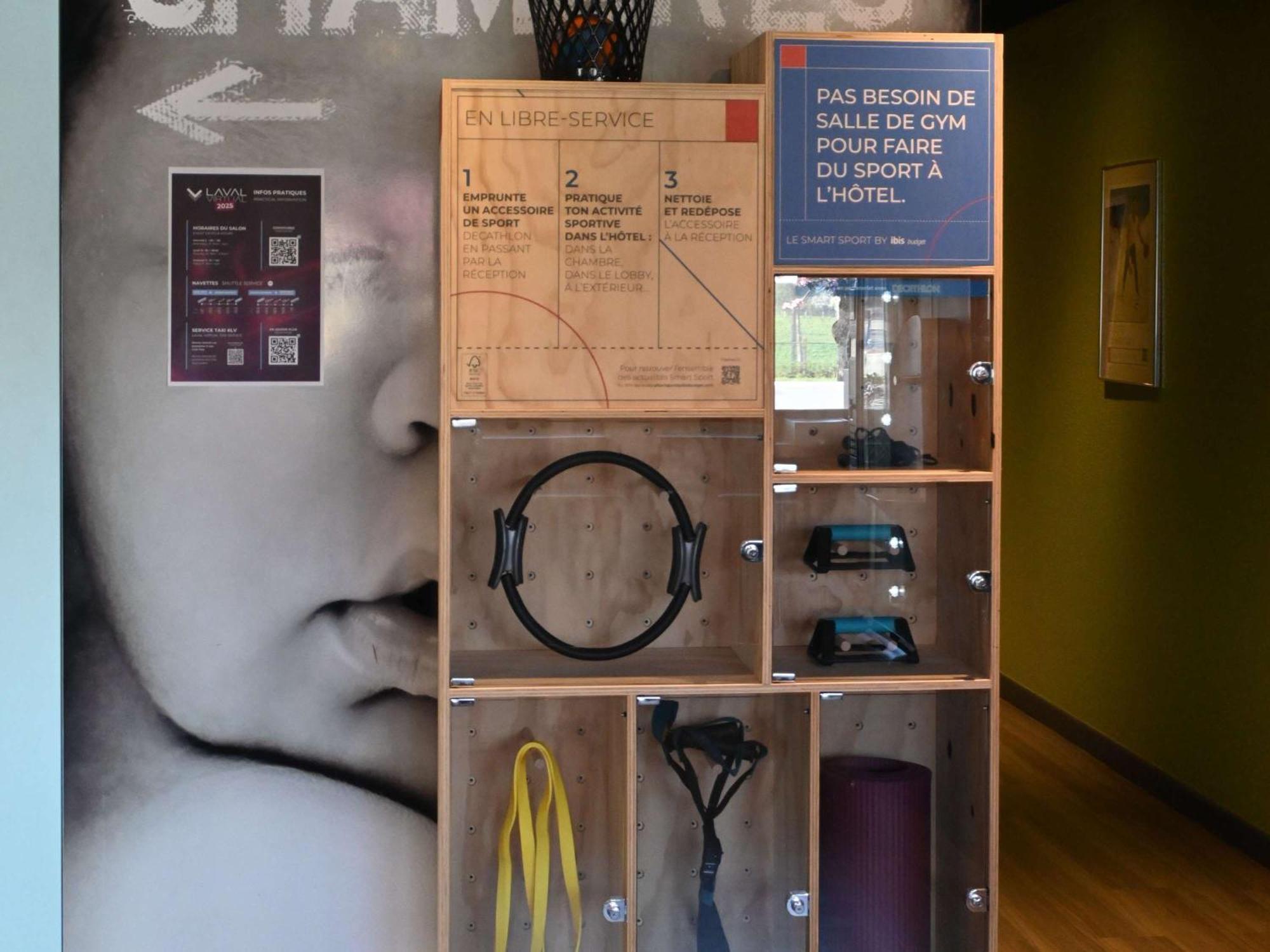 Hotel Ibis Budget Laval Bonchamp Les Laval エクステリア 写真
