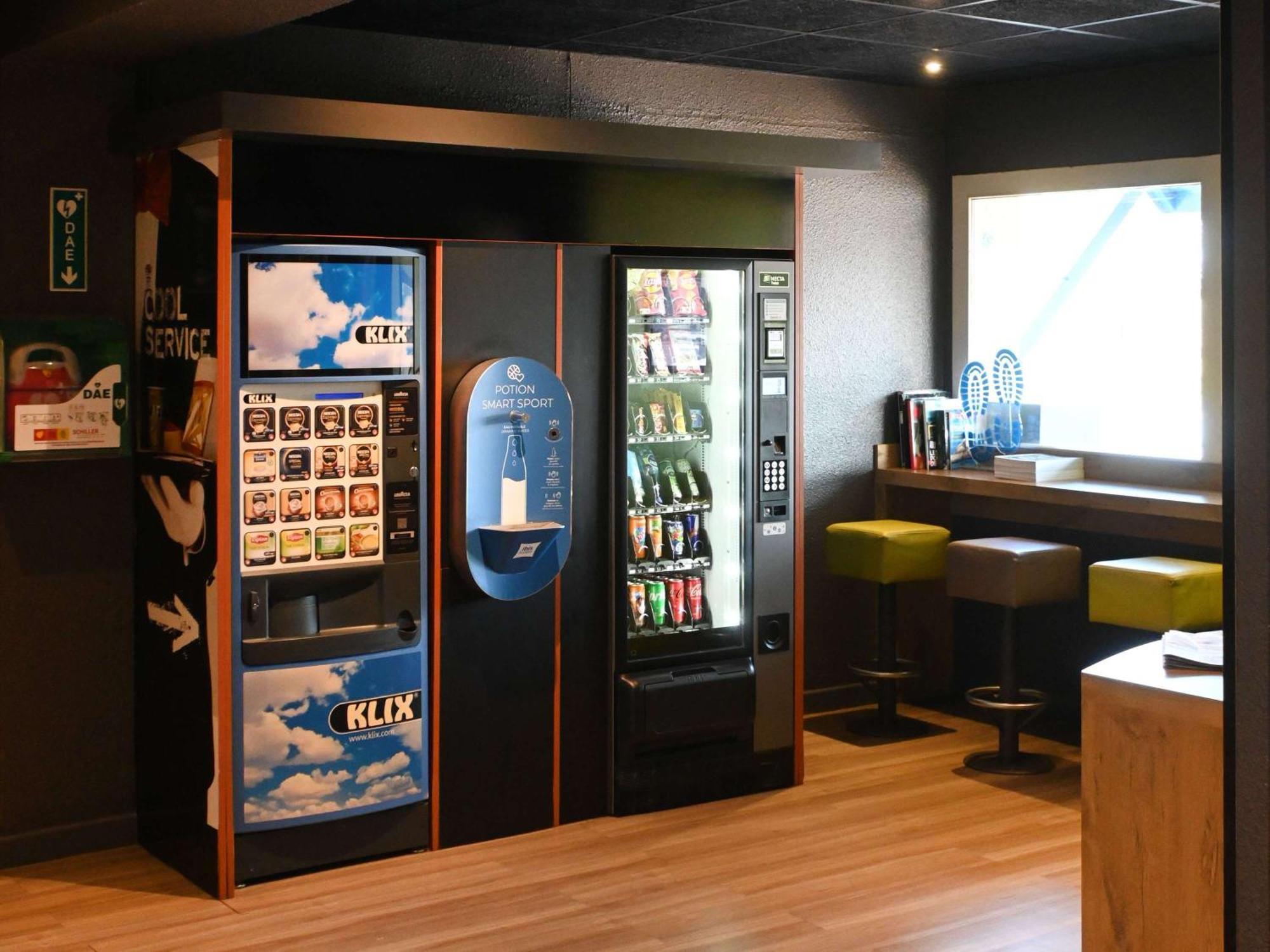 Hotel Ibis Budget Laval Bonchamp Les Laval エクステリア 写真