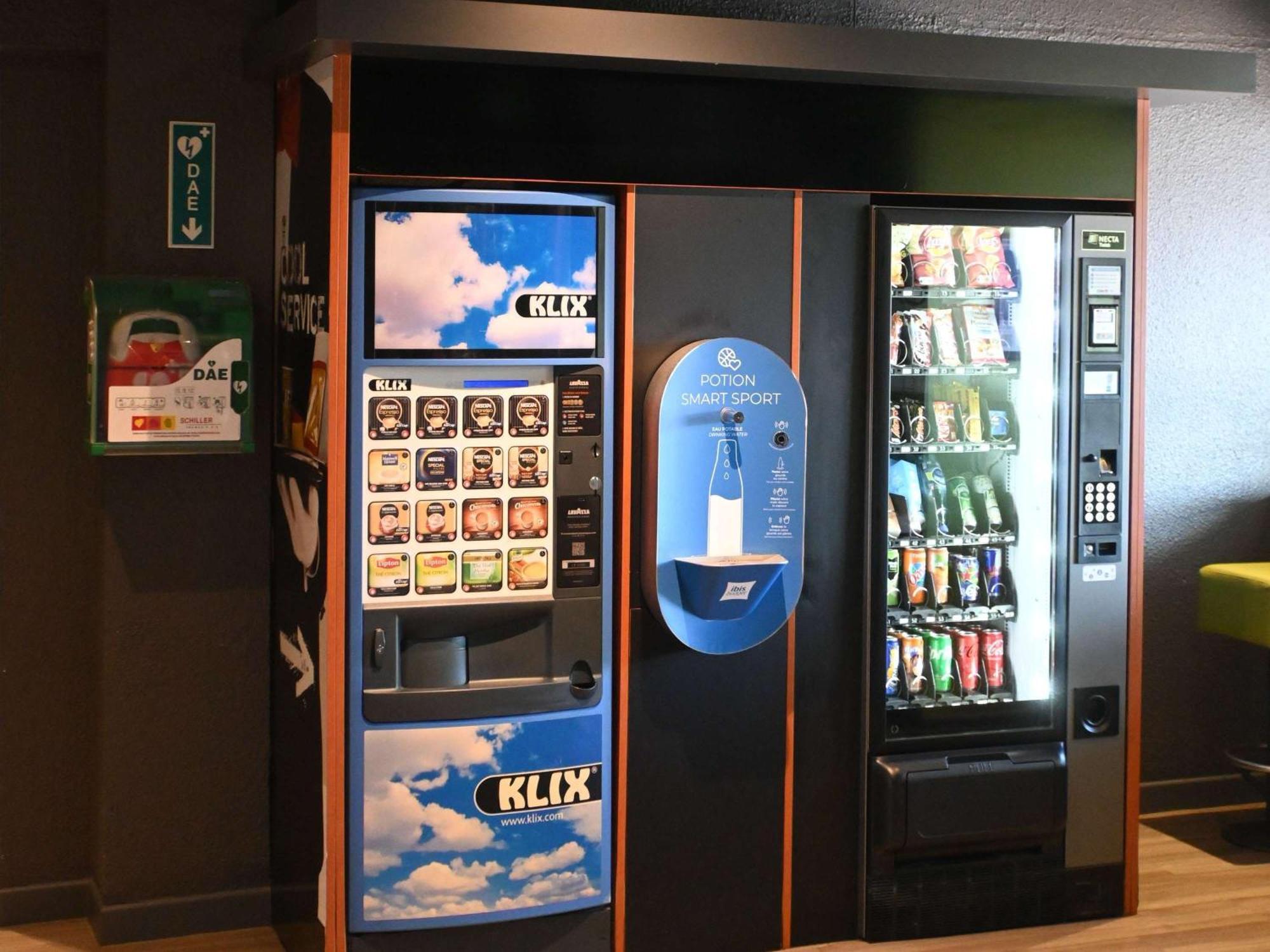 Hotel Ibis Budget Laval Bonchamp Les Laval エクステリア 写真