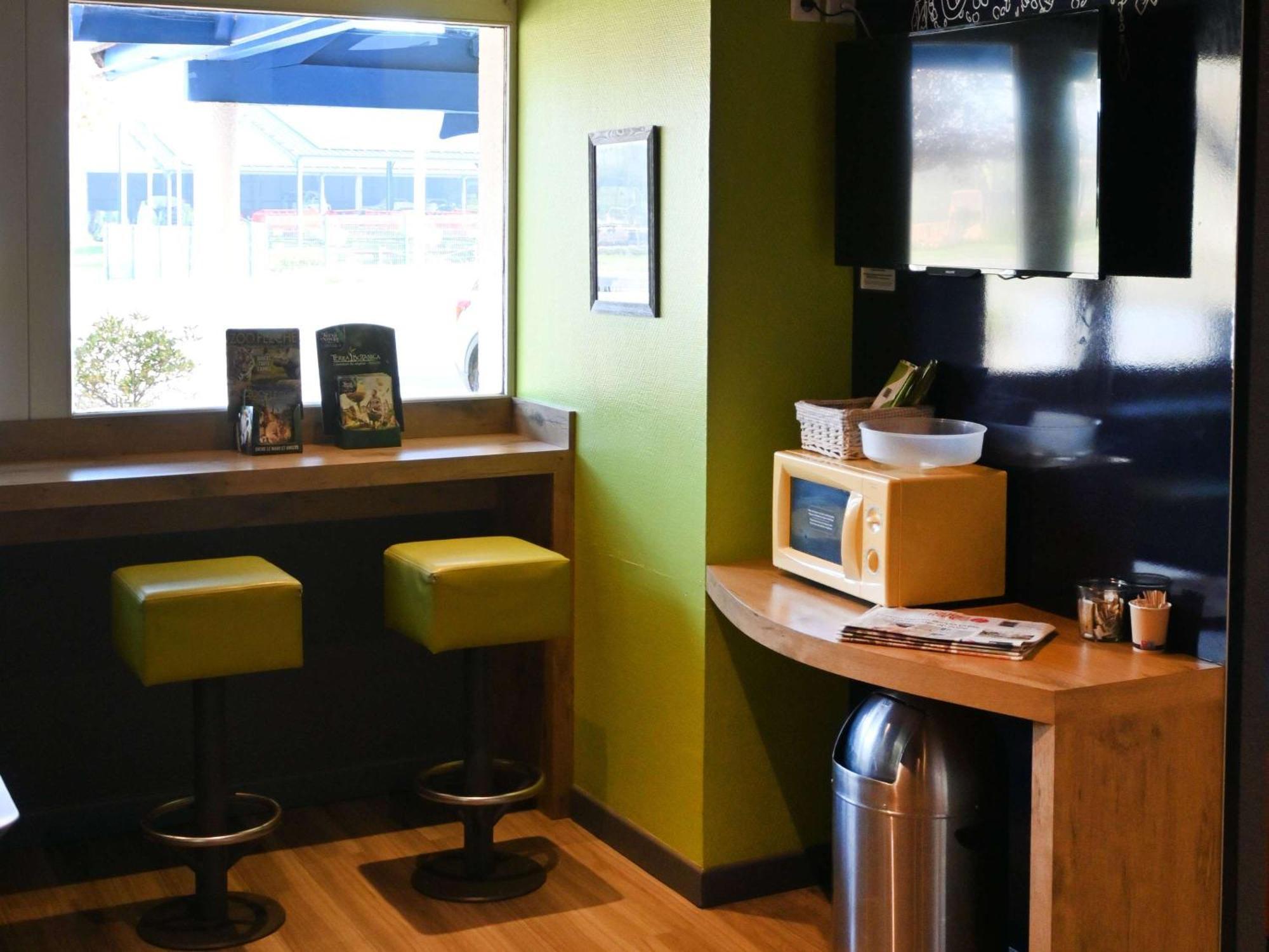 Hotel Ibis Budget Laval Bonchamp Les Laval エクステリア 写真