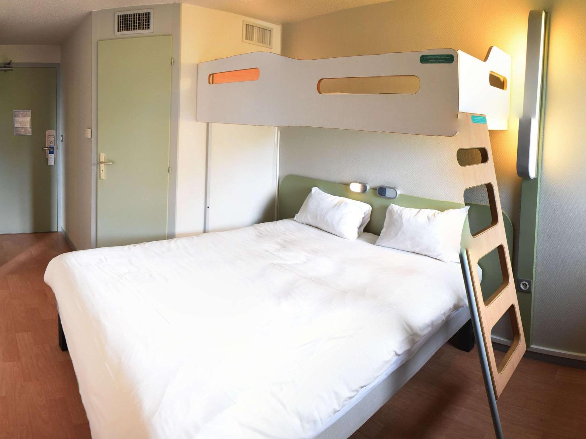 Hotel Ibis Budget Laval Bonchamp Les Laval エクステリア 写真