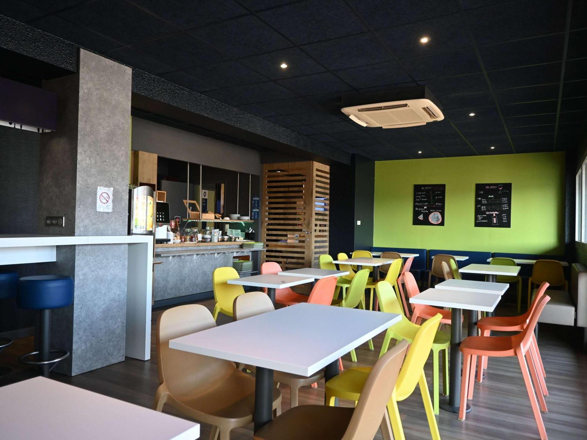 Hotel Ibis Budget Laval Bonchamp Les Laval エクステリア 写真