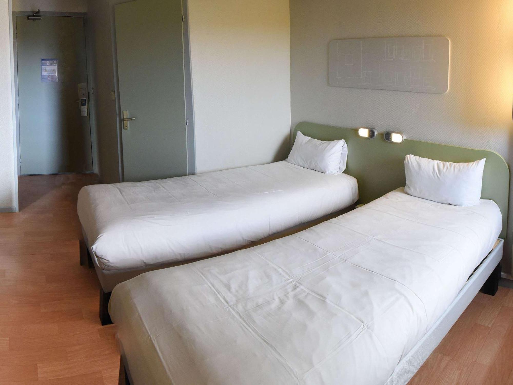 Hotel Ibis Budget Laval Bonchamp Les Laval エクステリア 写真