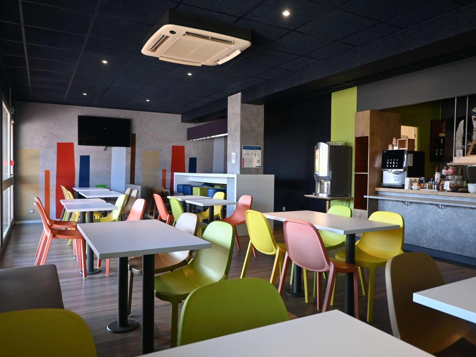 Hotel Ibis Budget Laval Bonchamp Les Laval エクステリア 写真