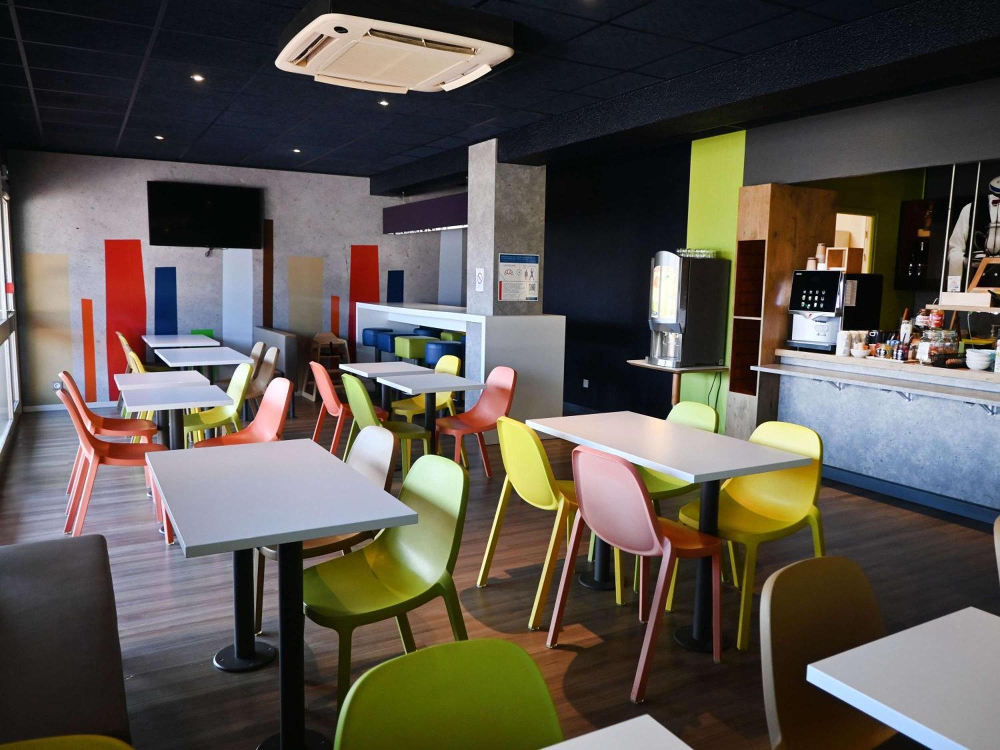 Hotel Ibis Budget Laval Bonchamp Les Laval エクステリア 写真