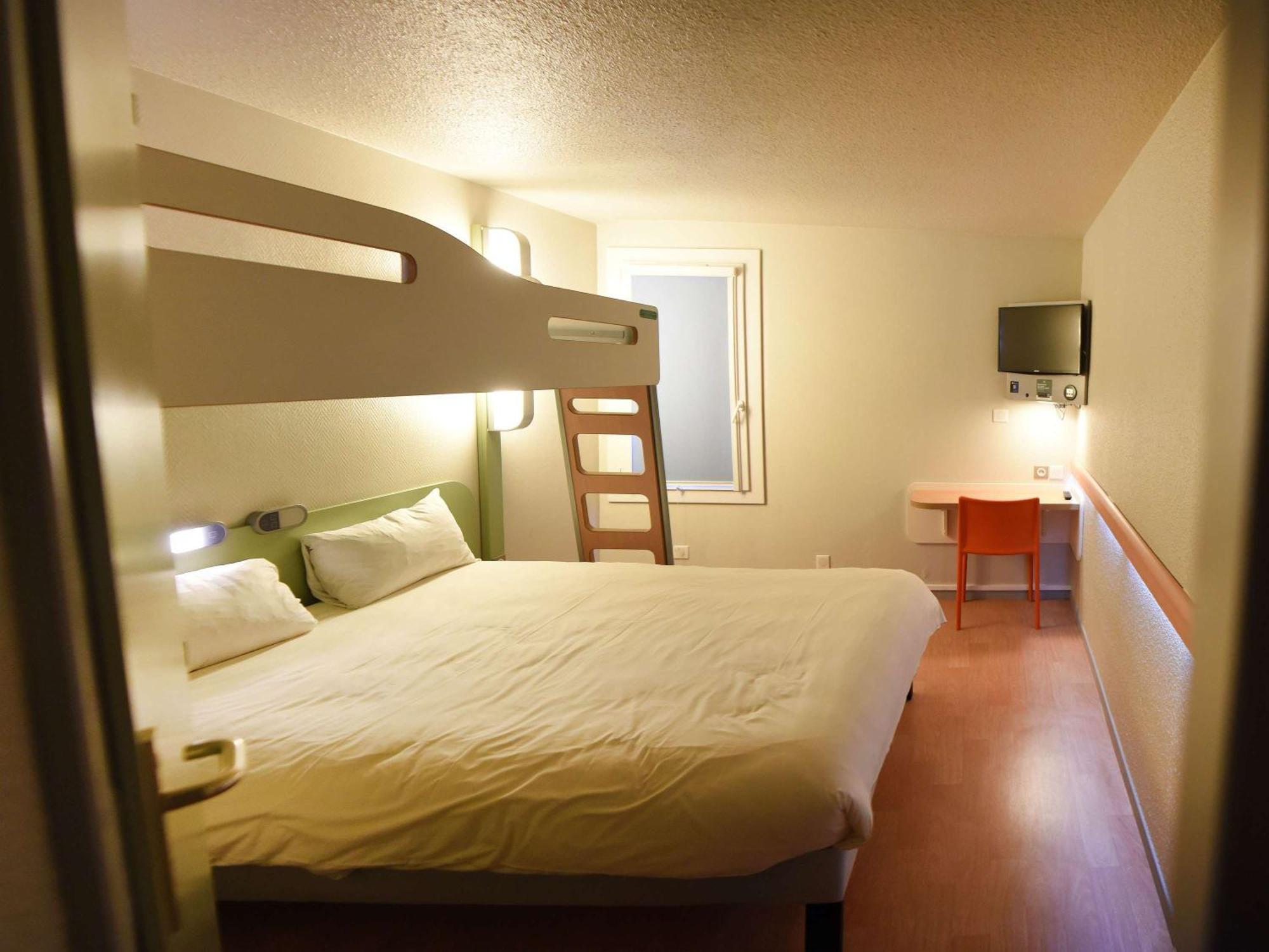 Hotel Ibis Budget Laval Bonchamp Les Laval エクステリア 写真