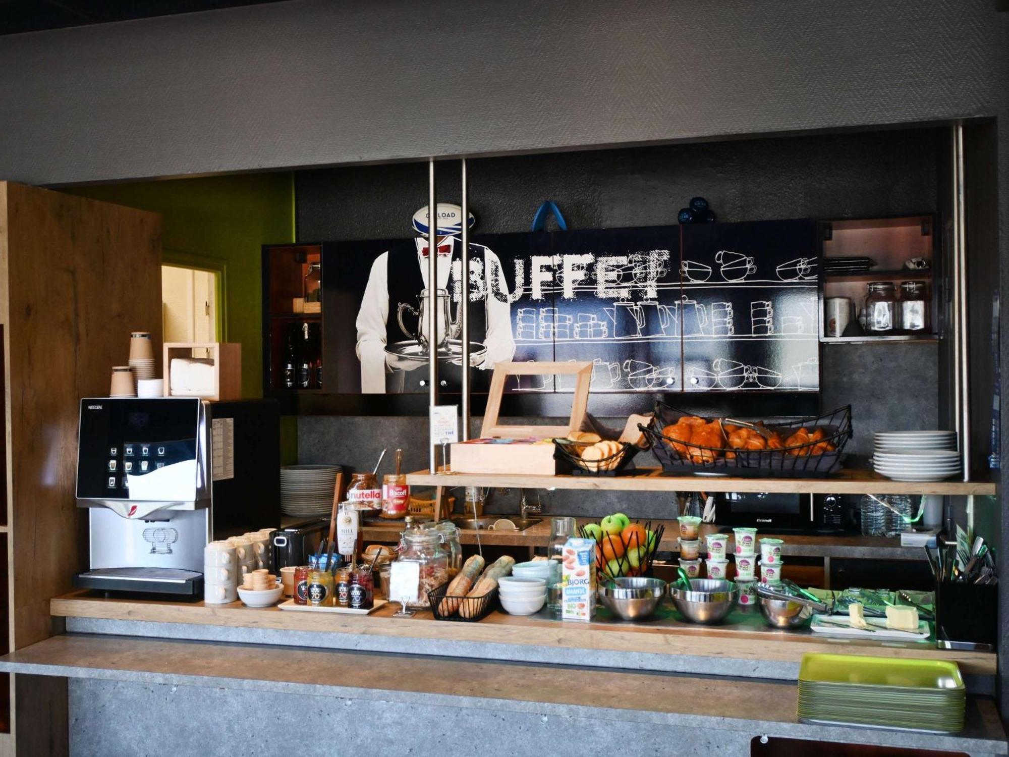 Hotel Ibis Budget Laval Bonchamp Les Laval エクステリア 写真