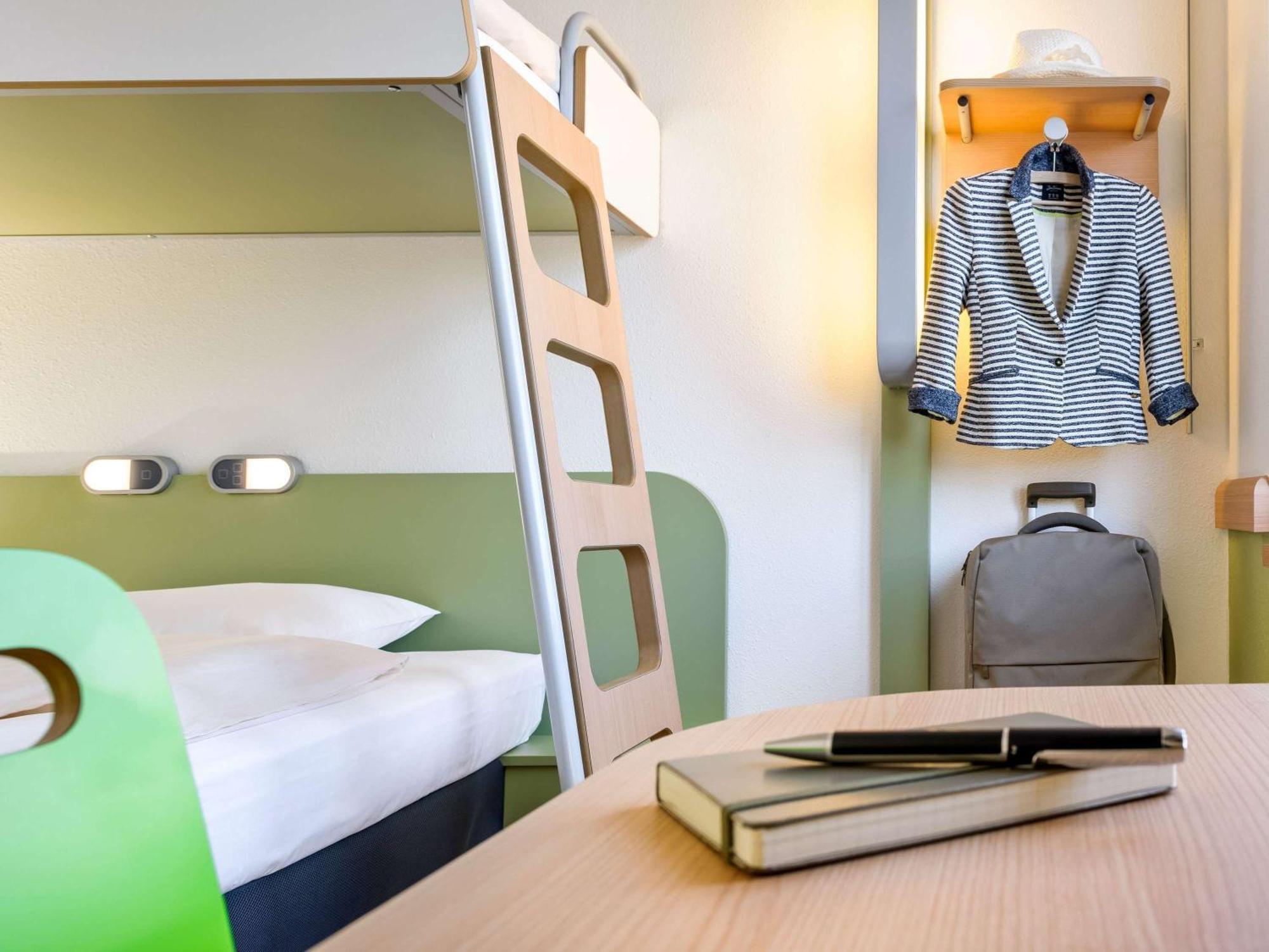 Hotel Ibis Budget Laval Bonchamp Les Laval エクステリア 写真