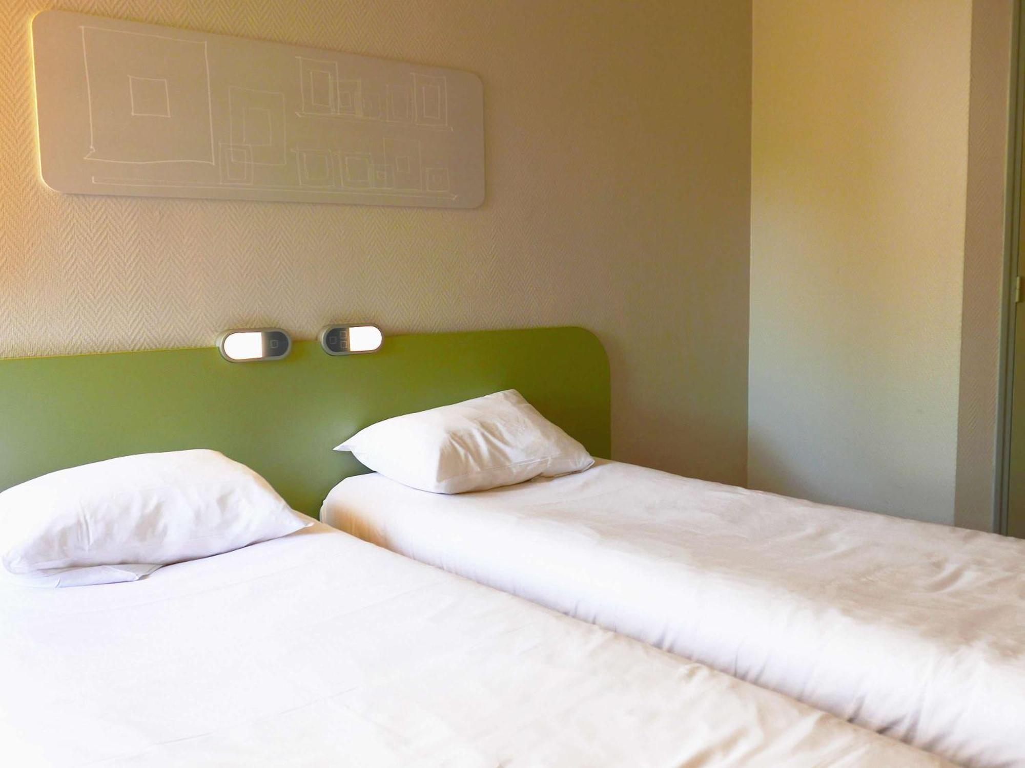 Hotel Ibis Budget Laval Bonchamp Les Laval エクステリア 写真