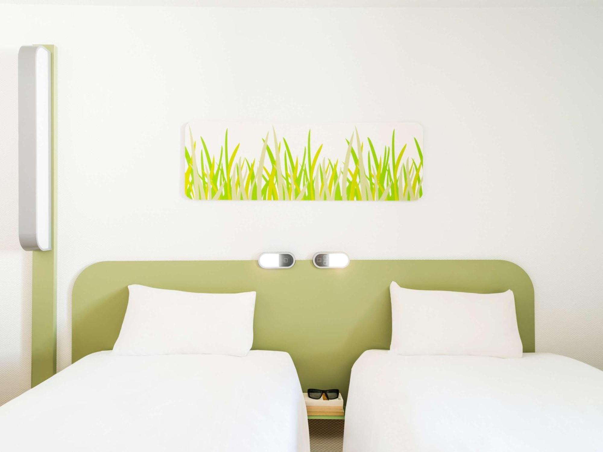 Hotel Ibis Budget Laval Bonchamp Les Laval エクステリア 写真