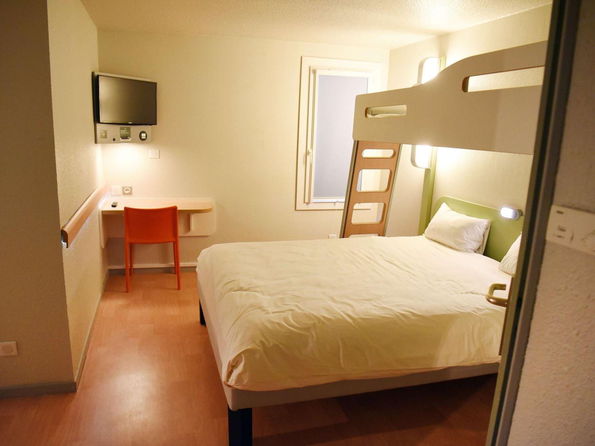 Hotel Ibis Budget Laval Bonchamp Les Laval エクステリア 写真