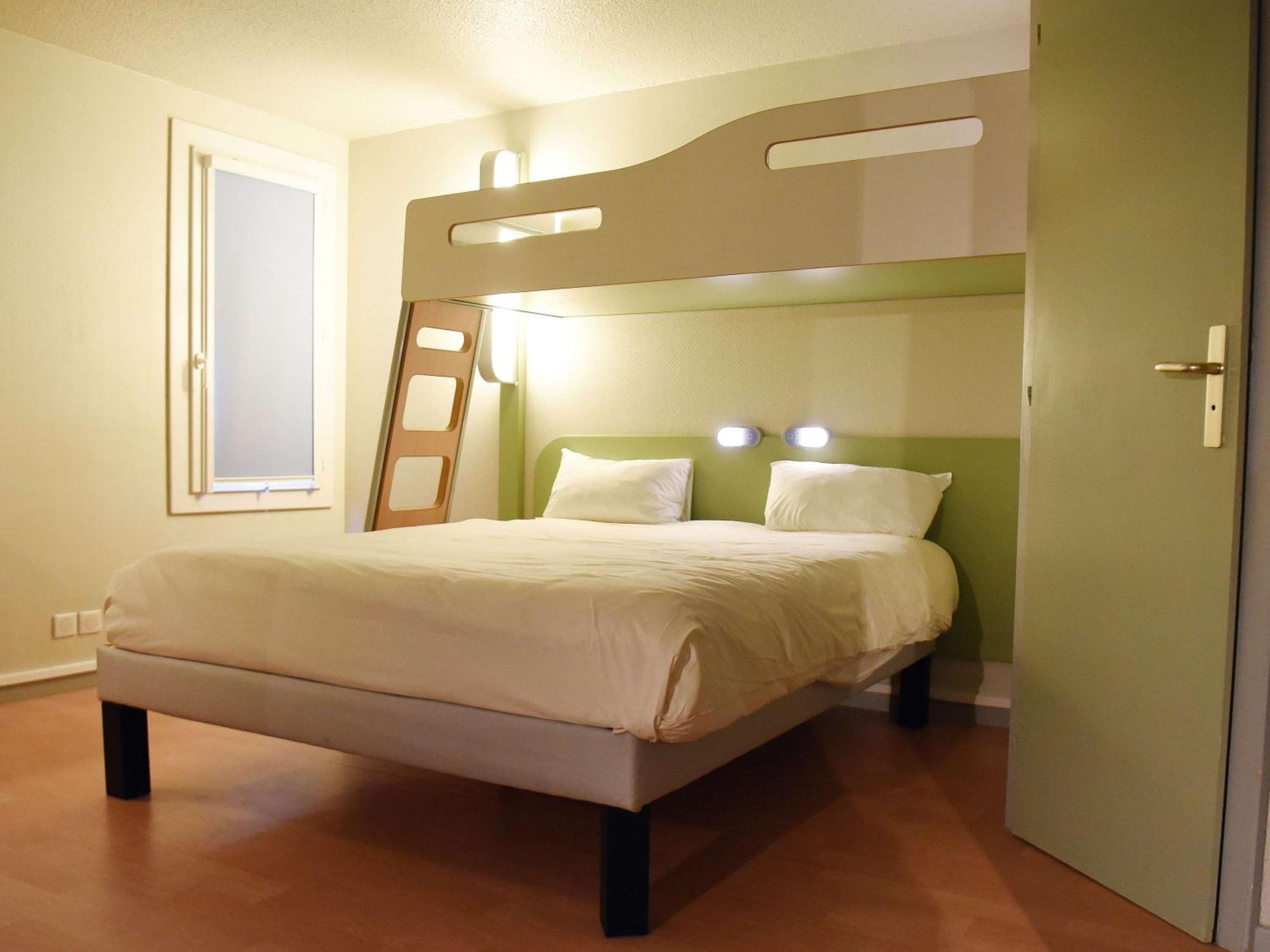 Hotel Ibis Budget Laval Bonchamp Les Laval エクステリア 写真