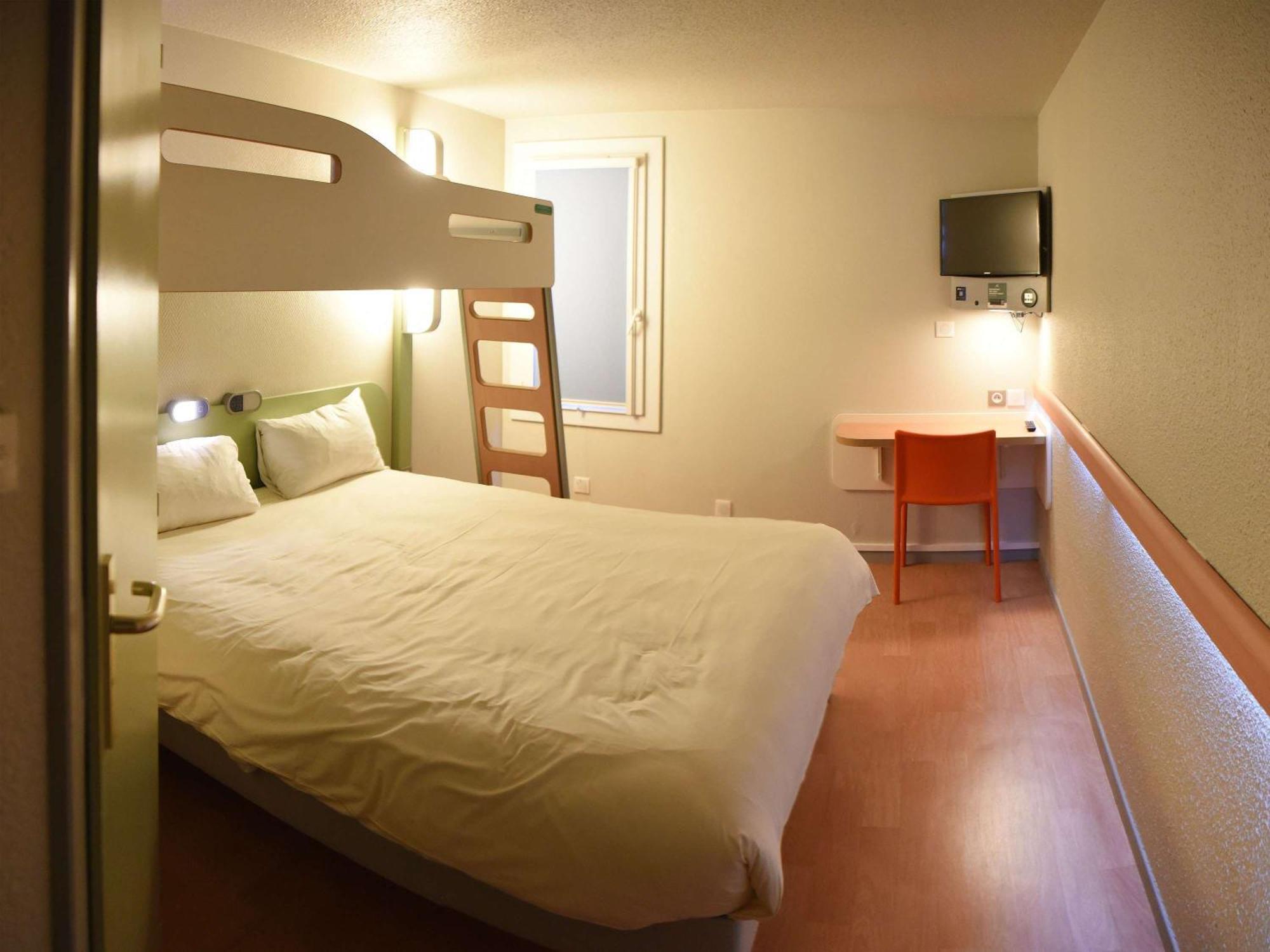 Hotel Ibis Budget Laval Bonchamp Les Laval エクステリア 写真