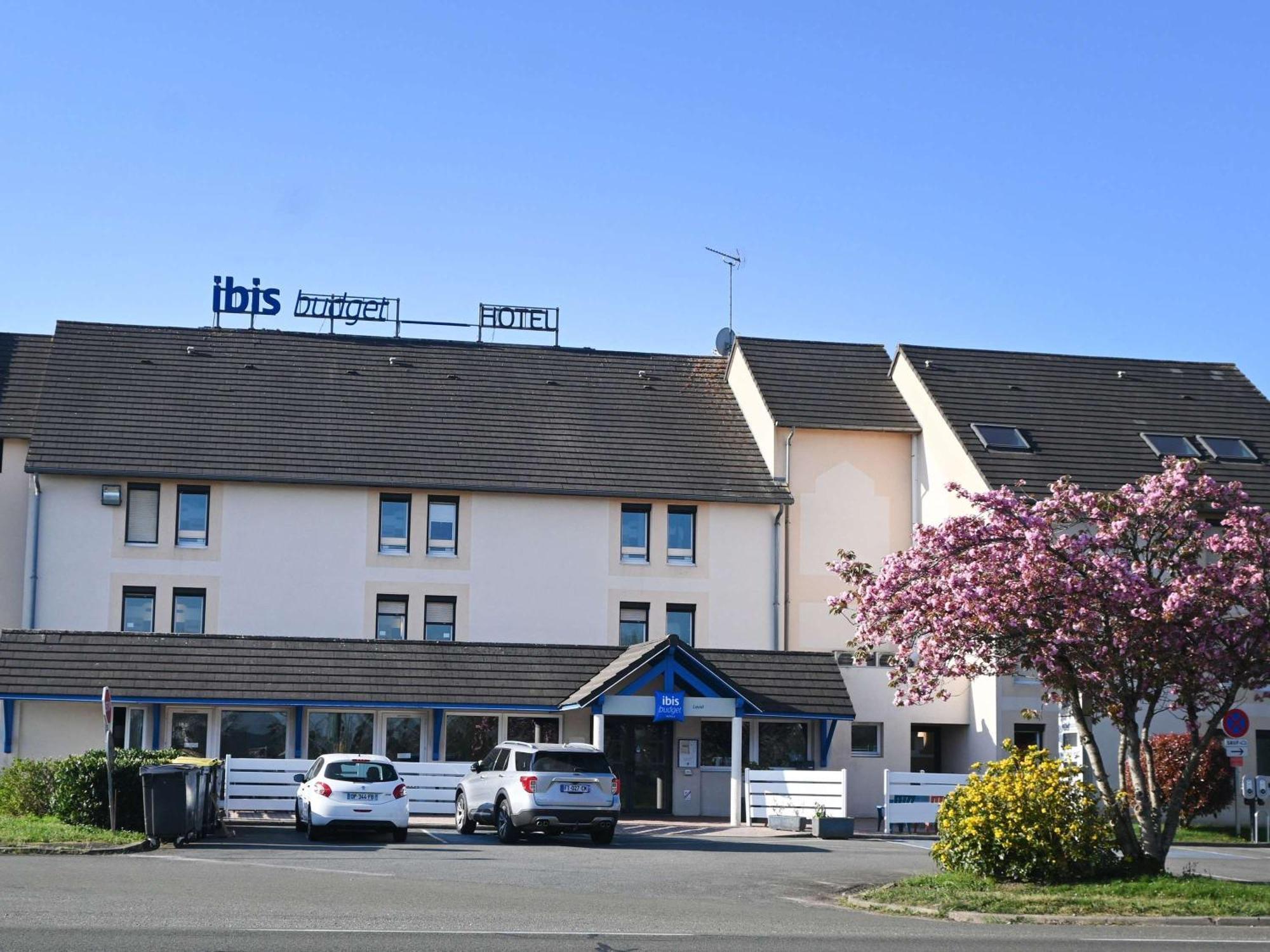 Hotel Ibis Budget Laval Bonchamp Les Laval エクステリア 写真