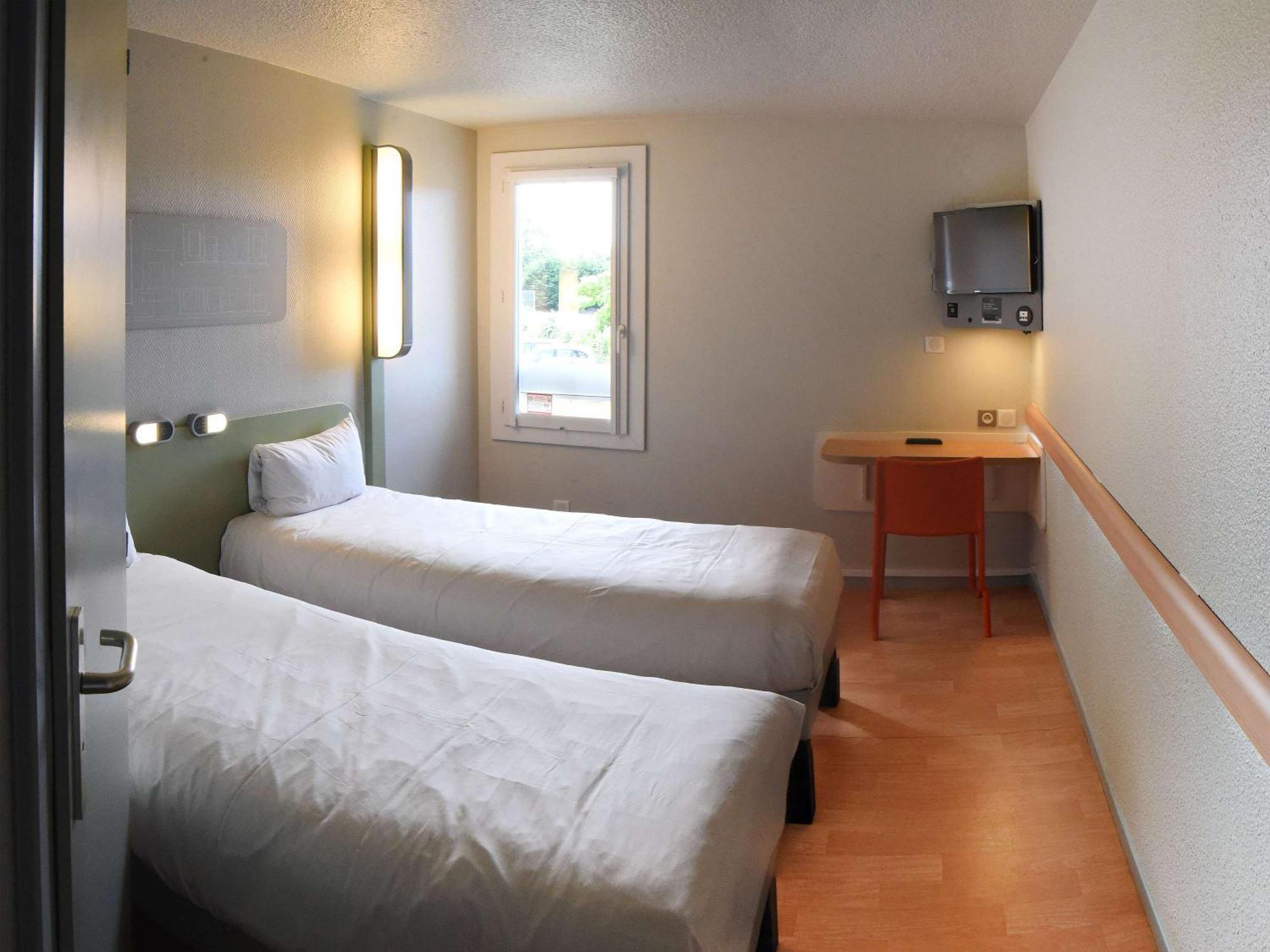 Hotel Ibis Budget Laval Bonchamp Les Laval エクステリア 写真