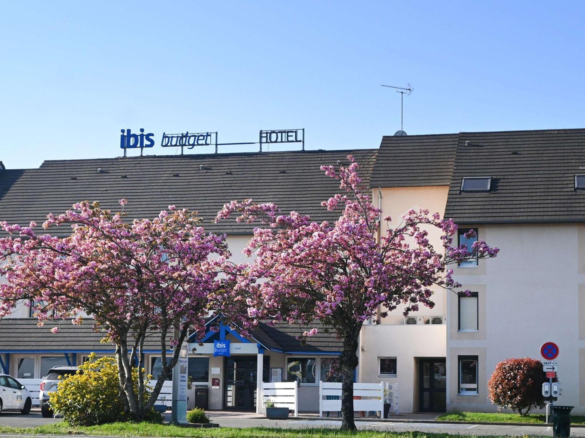 Hotel Ibis Budget Laval Bonchamp Les Laval エクステリア 写真