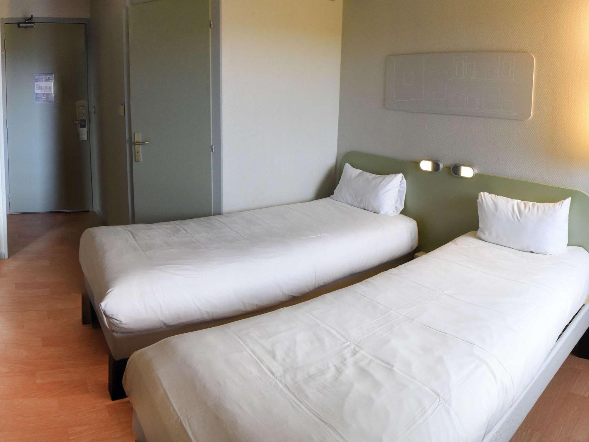 Hotel Ibis Budget Laval Bonchamp Les Laval エクステリア 写真