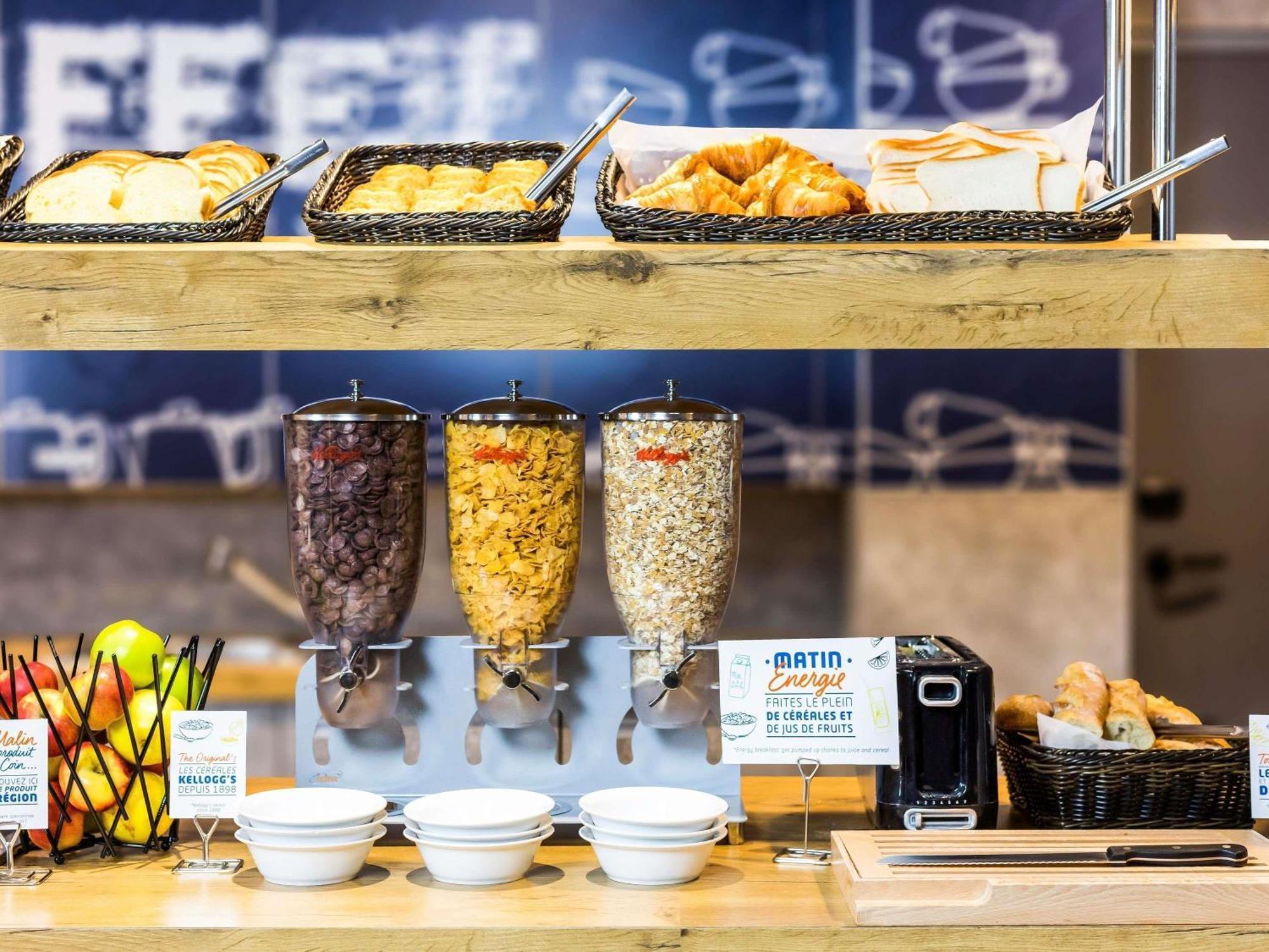 Hotel Ibis Budget Laval Bonchamp Les Laval エクステリア 写真